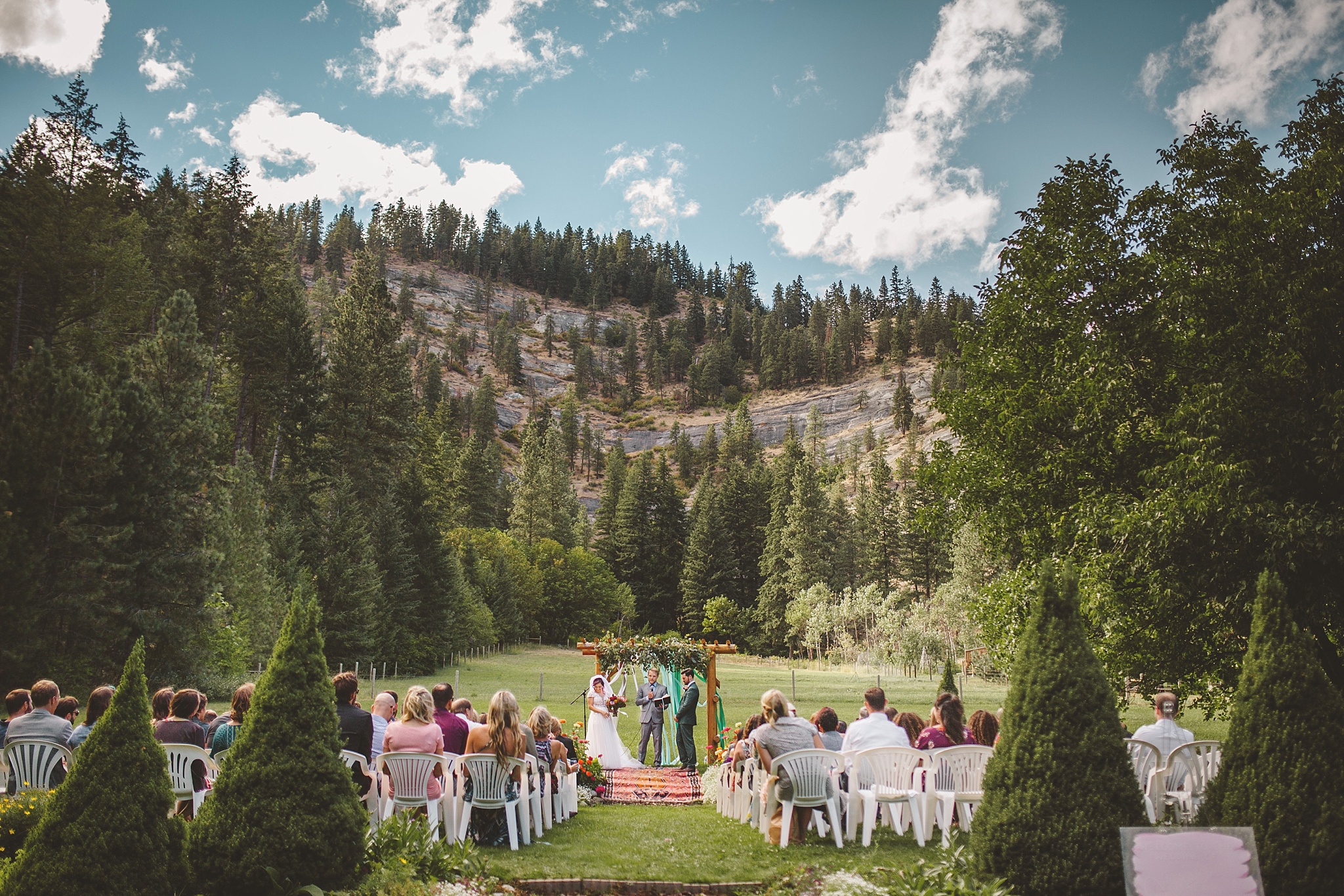red tail canyon farm wedding pictures in washington woods