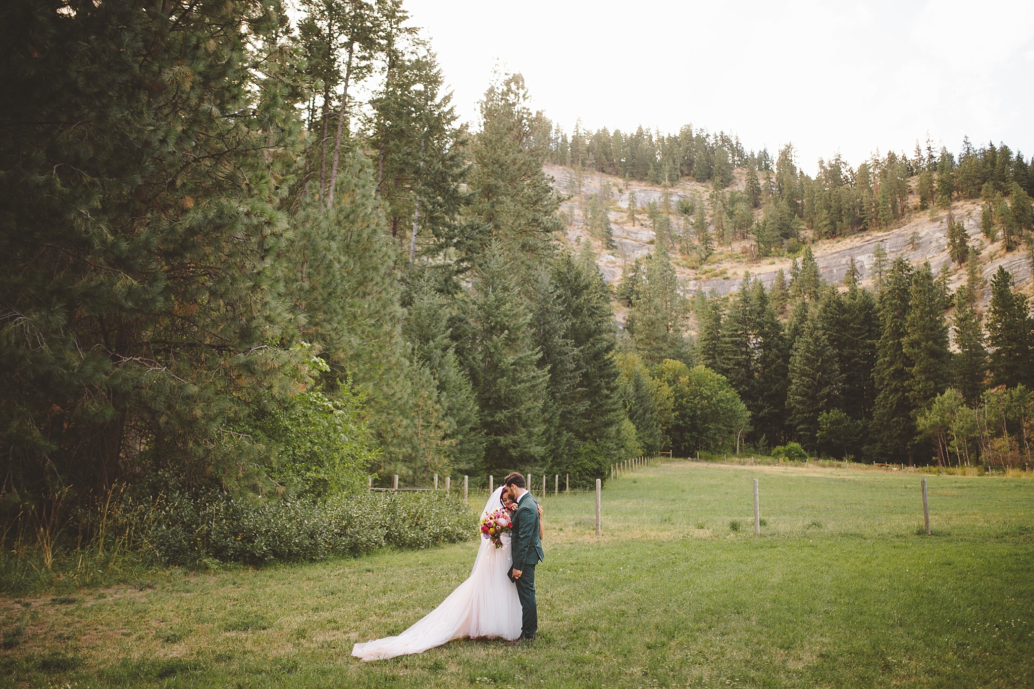 red tail canyon farm wedding pictures in washington woods